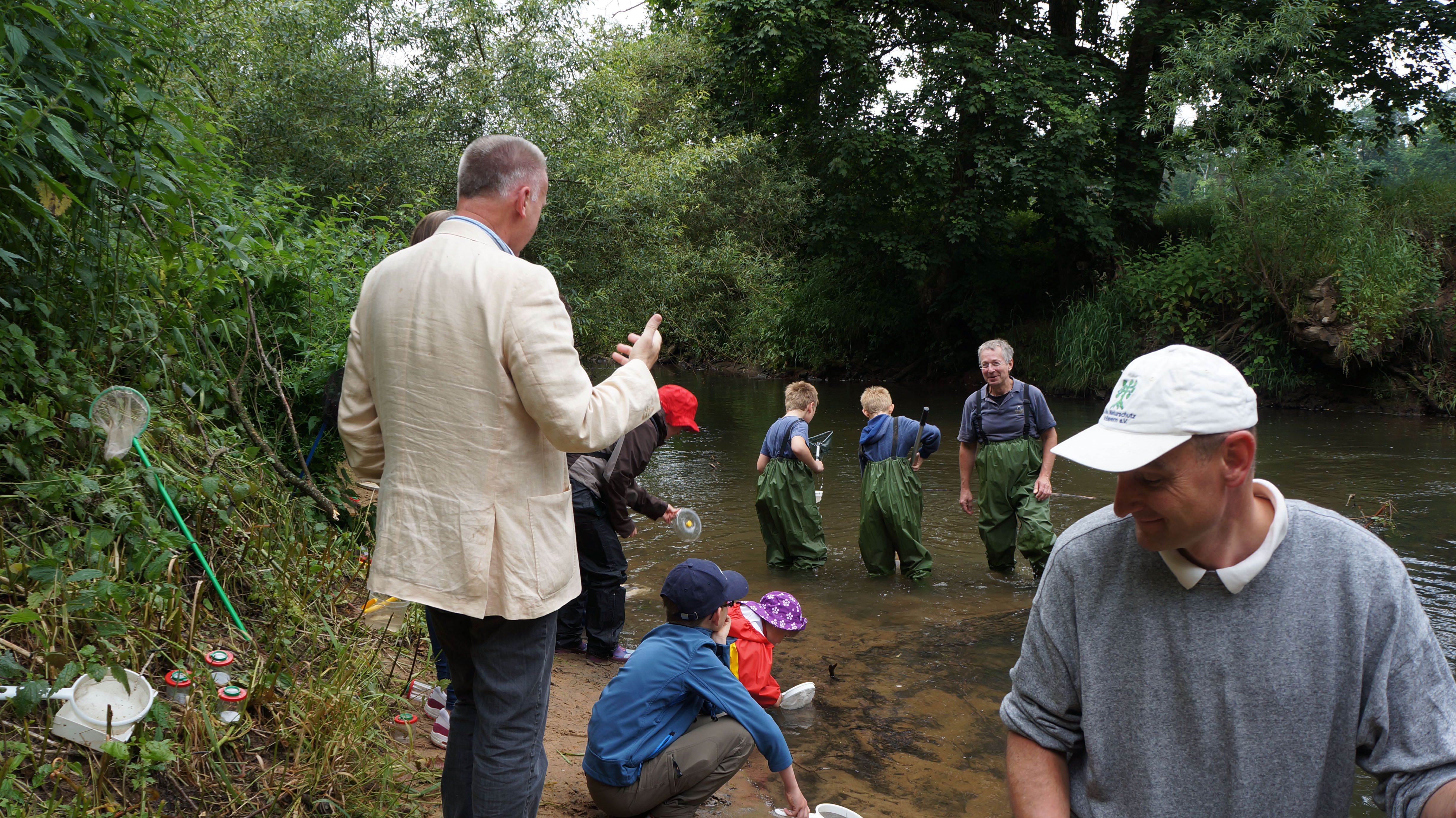 2. BGM Klaus Vogel sieht sich um