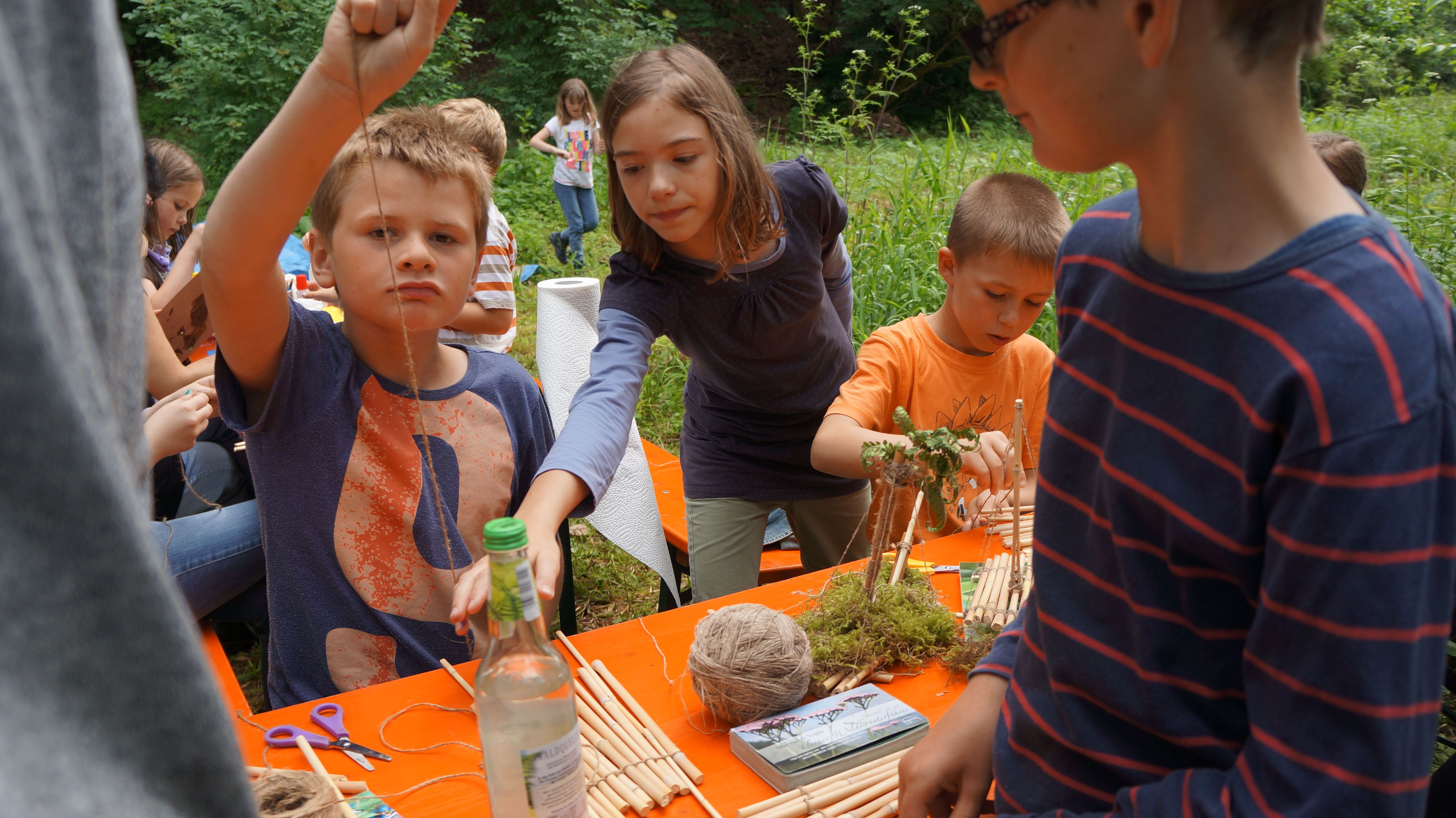 ein Floß aus Naturmaterialien